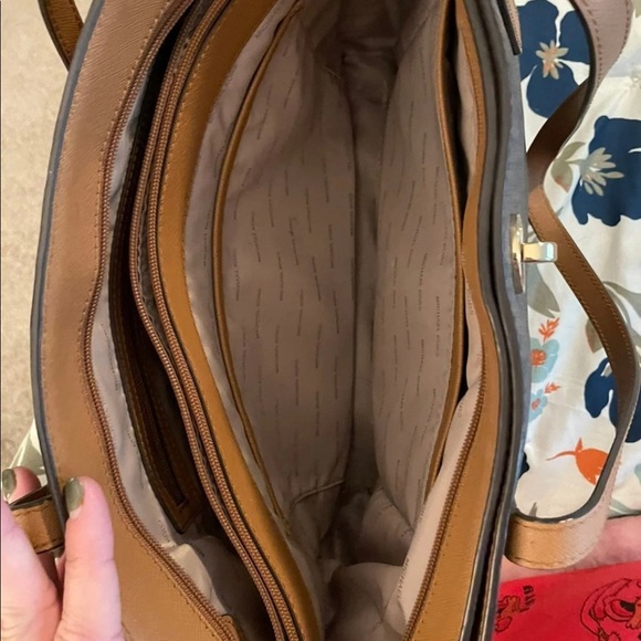 AUTHENTIC 💯% Michael Kors Large Tote - Picture 9 of 12